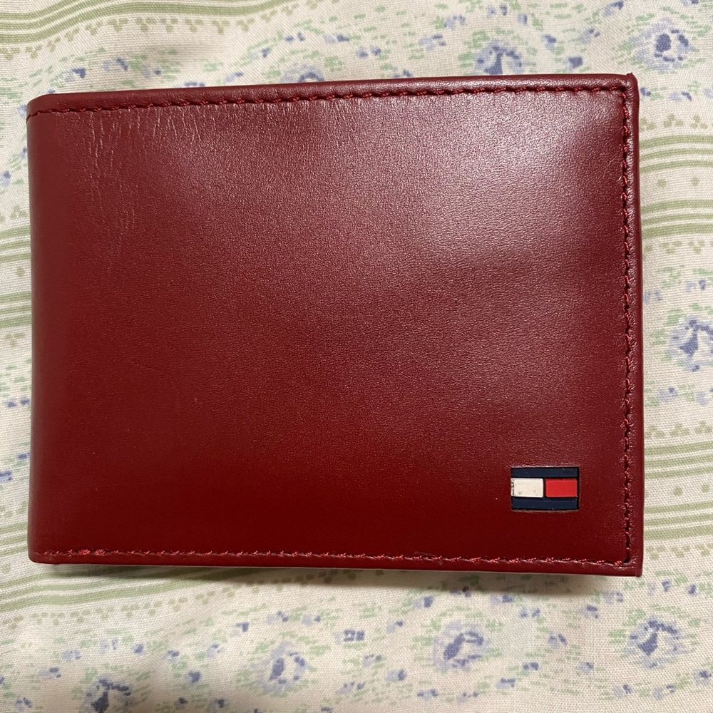 Tommy Hilfiger men’s wallet ( new with out tag)
